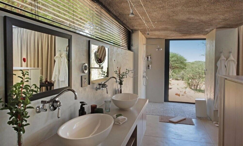 Bathroom, Otjimbondona Kalahari, Windhoek Rural