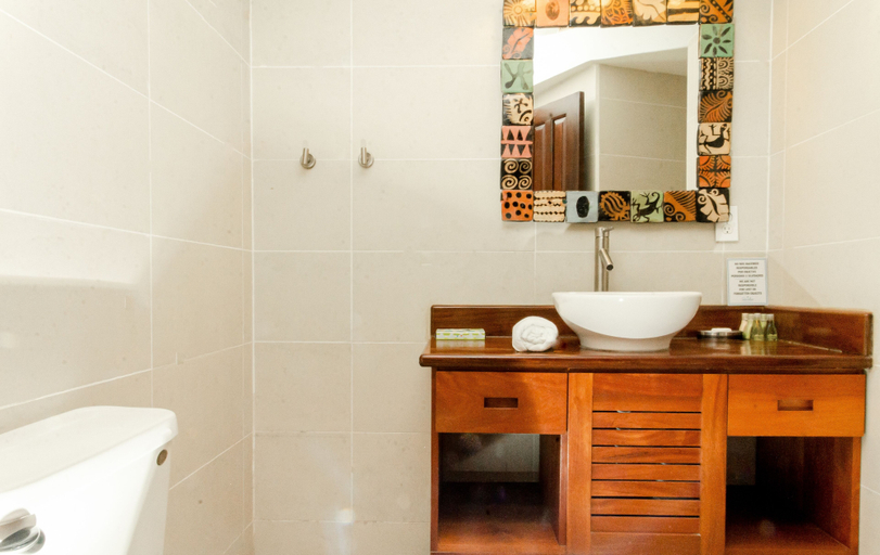 Bathroom 5, Paradise Beach Resort & Dive Center, Roatán