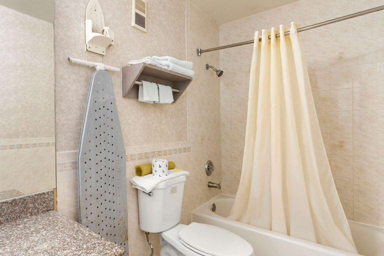 Bathroom 5, Rodeway Inn Clearwater - Largo, Pinellas