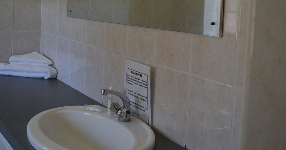 Bathroom 4, Cut Hotel, Makonde