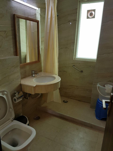 Bathroom 5, Mira International, Delhi