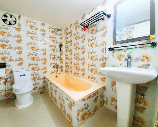 Bathroom 4, Hotel Khan Palace, Patuakhali