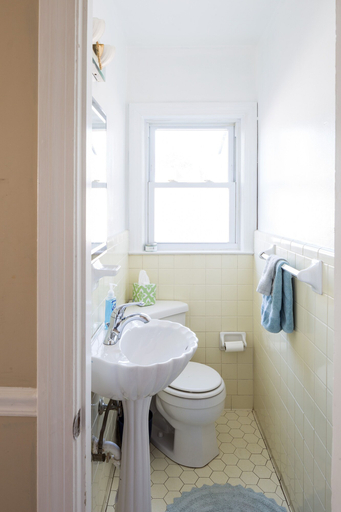 Bathroom 4, Spacious 6BR /2.5 Bath in Highlands!, Jefferson