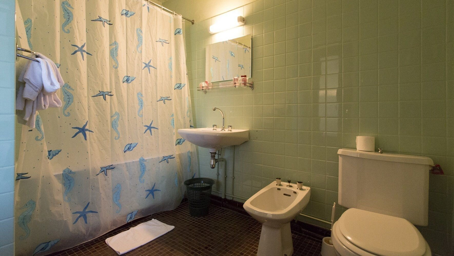 Bathroom 5, Hotel Espellet, Pyrénées-Atlantiques