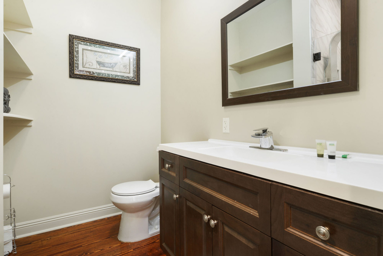 Bathroom 4, 3 Bedroom 5 beds - 2028, Orleans