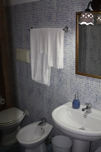 Bathroom 5, Egesta Mare B&B, Trapani