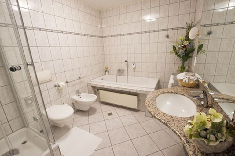 Bathroom 5, Hotel am Luisenplatz, Potsdam