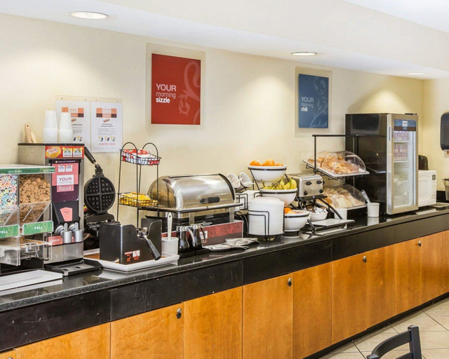 Food & Drinks 5, Quality Inn Darien-North Brunswick, McIntosh