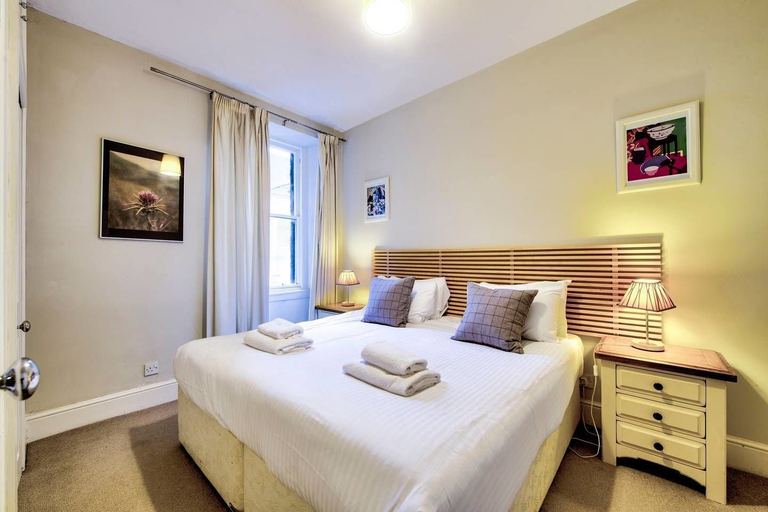 Bedroom 3, JOIVY Perfect Location! Charming Rose St Apt for Couples, Edinburgh
