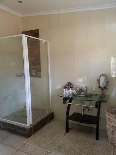 Bathroom 5, Town and Country Guest House, Nkangala