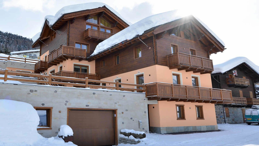 Exterior & Views