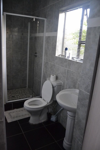 Bathroom 3, Thembisi Guesthouse, Amajuba