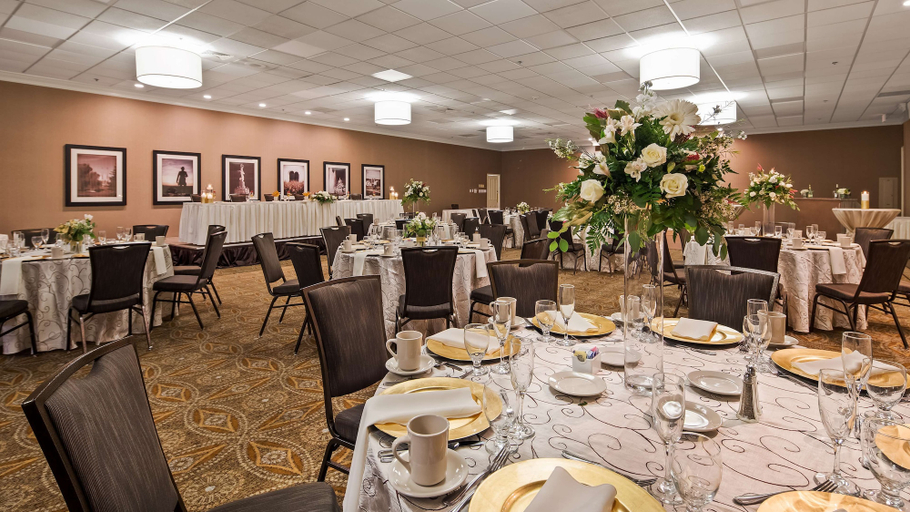 Food & Drinks 5, Best Western Premier The Central Hotel & Conference Center, Dauphin