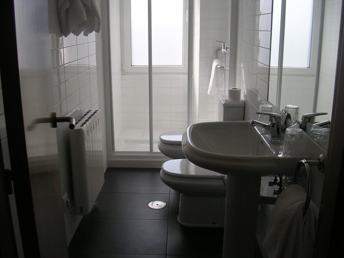 Bathroom 4, Balneario Acuña, Pontevedra