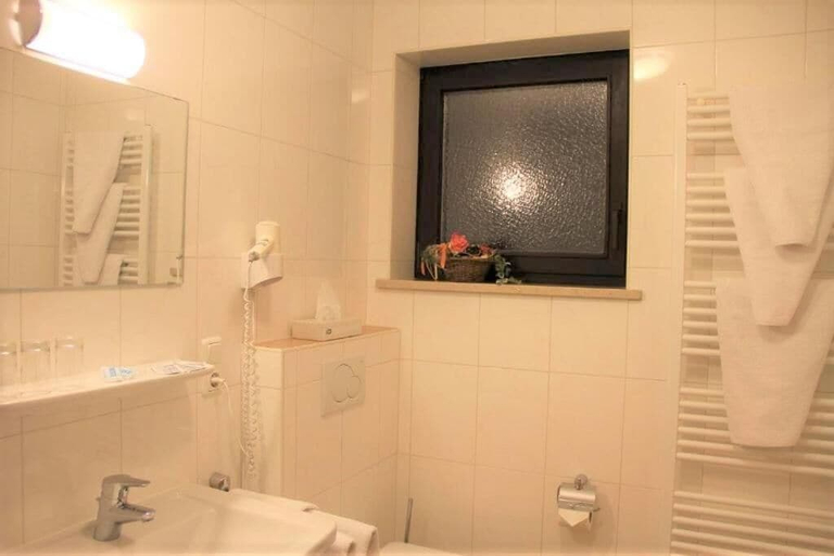 Bathroom 5, Alpenhotel Brennerbascht, Berchtesgadener Land