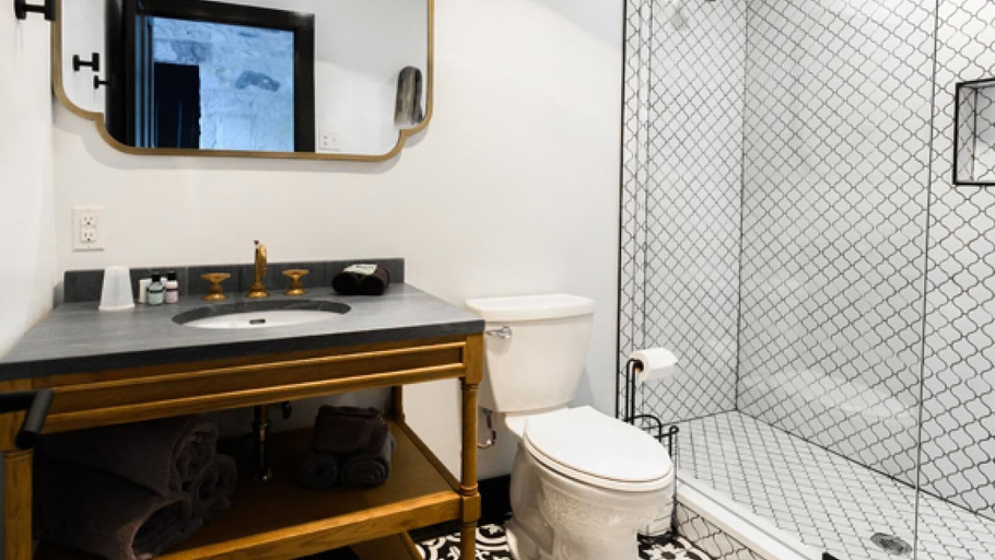 Bathroom 4, Hotel Giles, Kendall