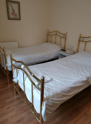 Bedroom 2, Swan Inn, Heathrow Airport, Surrey