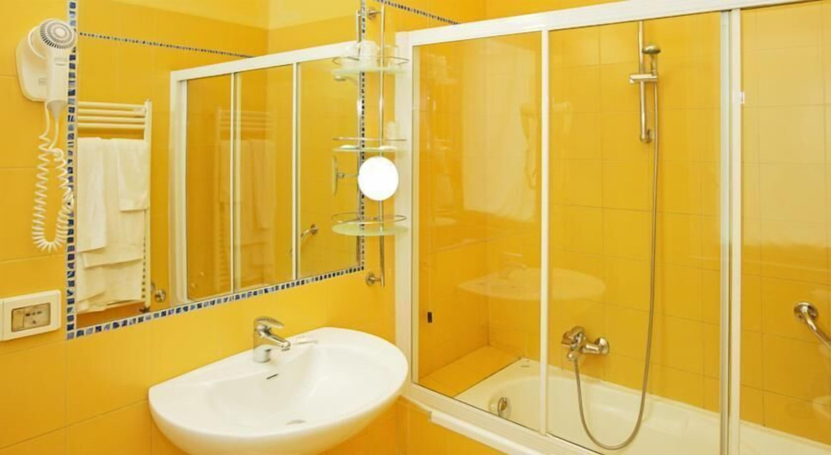 Bathroom 5, Albergo Nazionale, Parma