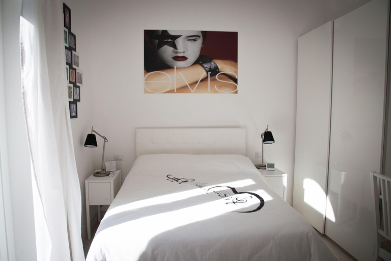 Bedroom 5, Big Johnny B, Roma