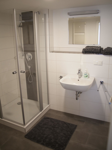 Bathroom 5, La Flamme Wertheim Garni, Main-Tauber-Kreis