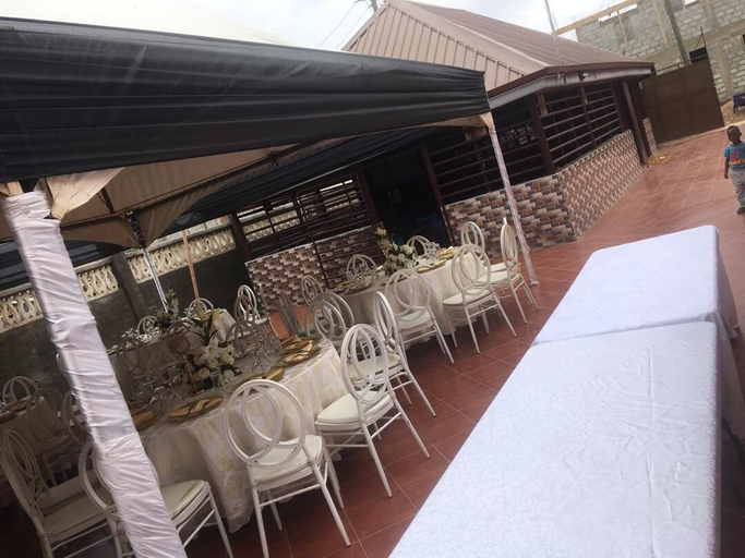 Others 4, Golden Simcha Hotel, Tema