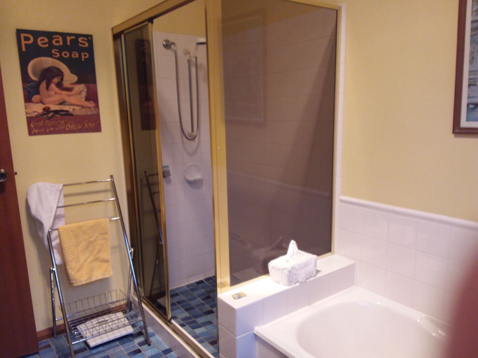 Bathroom 5, Cornwall Cottage, Clarence
