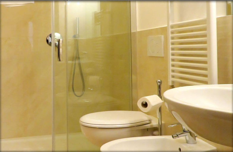 Bathroom 2, Casalbergo, Siena
