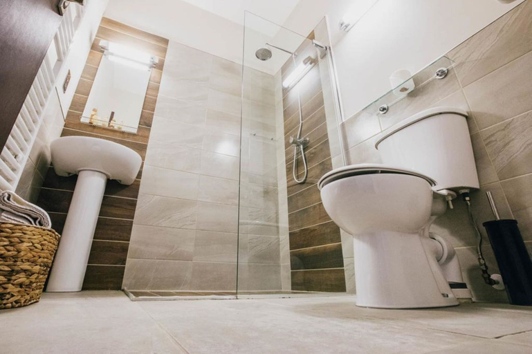 Bathroom 4, Duke Of Edinburgh Hotel, Cumbria