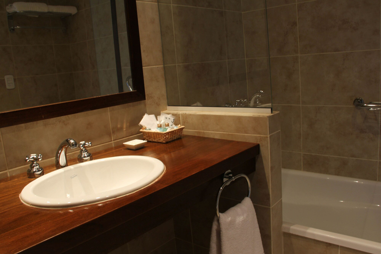 Bathroom 3, Las Dunas Hotel, Lago Argentino