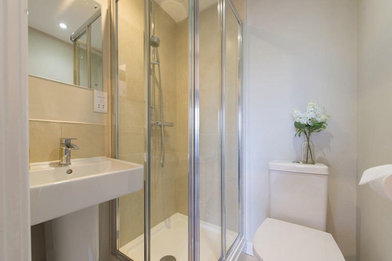 Bathroom 3, Central Apartment Facing Windsor Castle, Slough