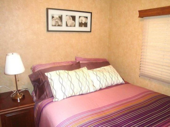 Bedroom 5, Houseboat Scorpius by SleepAfloat, Baltimore