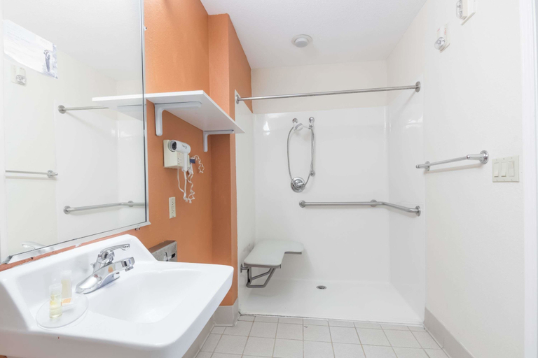 Bathroom 4, Days Inn & Suites by Wyndham Winnie, Chambers