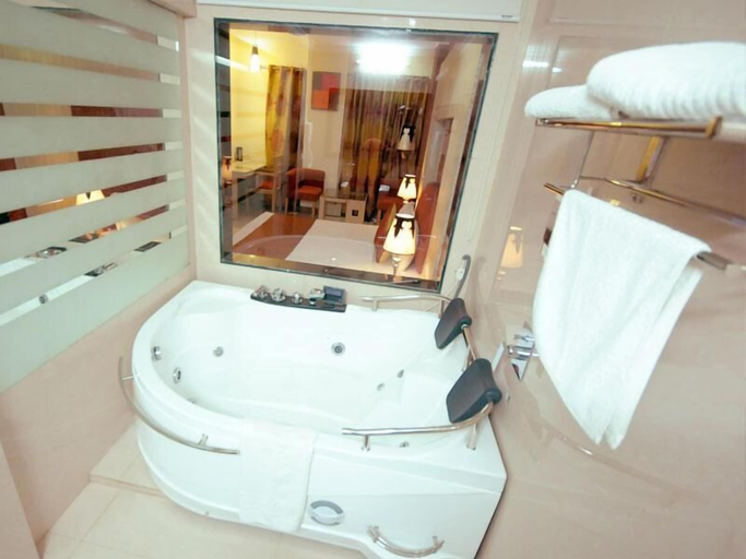 Bathroom 4, Hotel Rajshree, Chandigarh