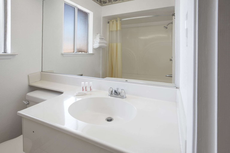 Bathroom 4, Days Inn by Wyndham Oroville, Butte