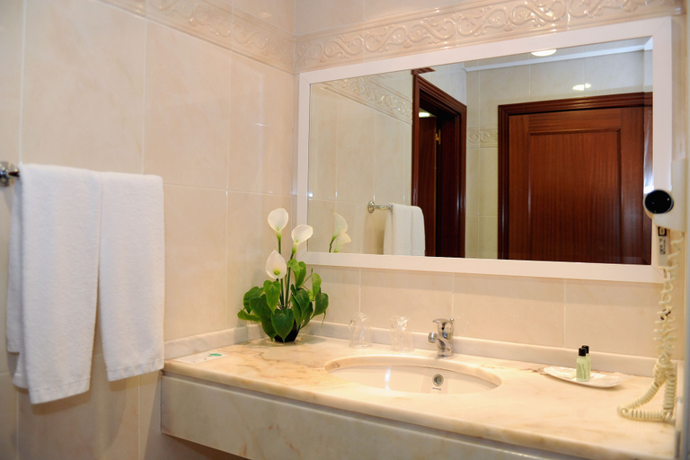 Bathroom 5, Hotel Ocean Gardens, Funchal