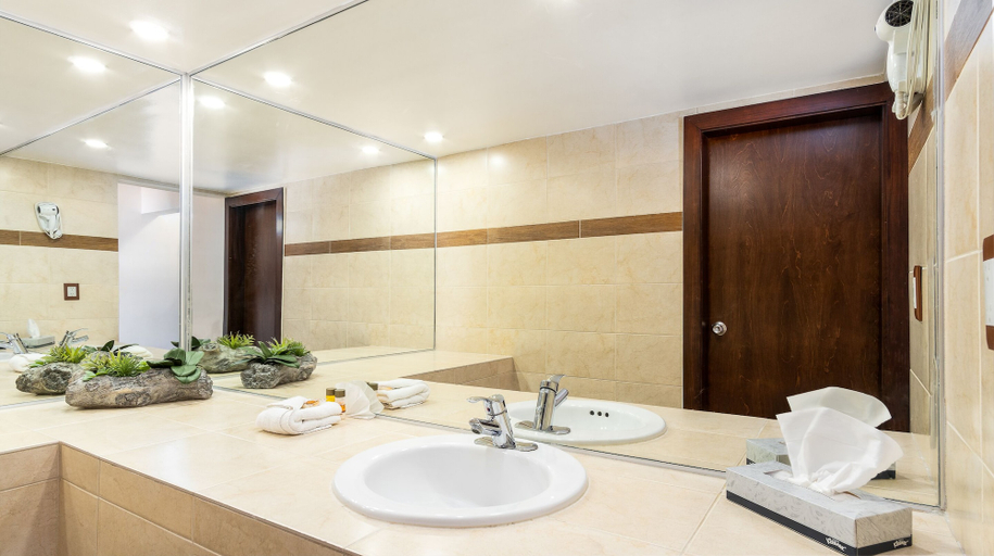 Bathroom 4, Puerto Nuevo Baja Hotel & Villas, Tijuana