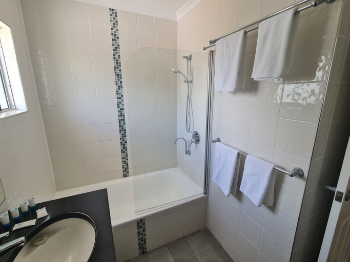 Bathroom 4, Cranbourne Court Beach Side Apartments, Maroochy - Maroochydore