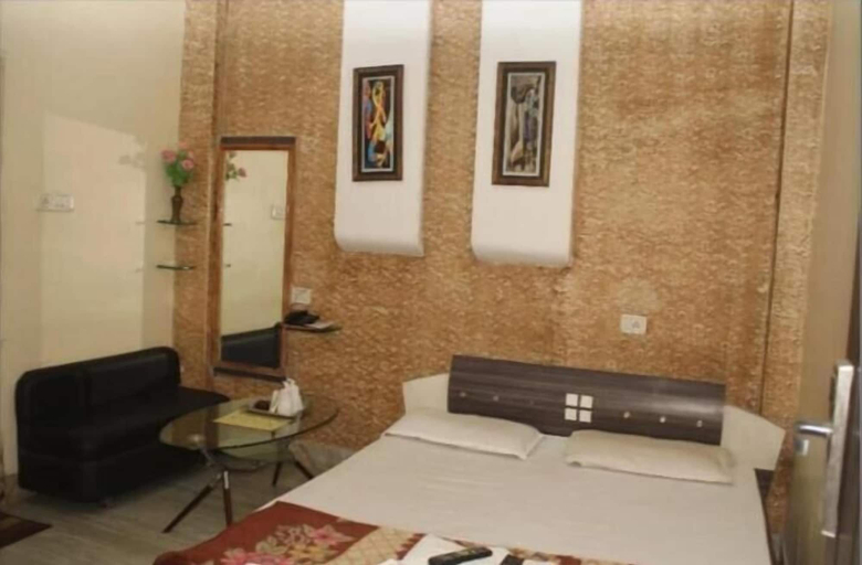 Bedroom 5, Hotel Shakun, Durg