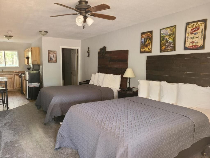 Bedroom 3, Lumbermens Village, Navajo