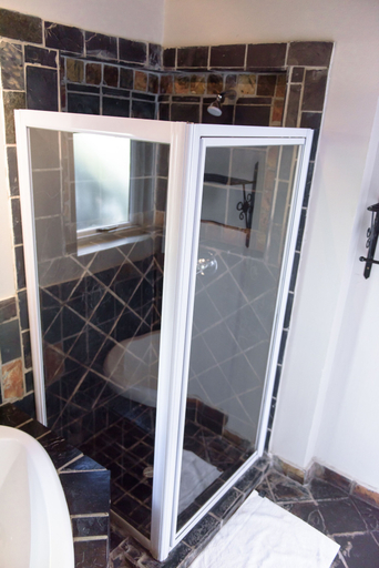 Bathroom 5, Whalesong Hotel & Spa, Eden