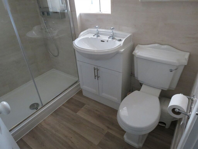 Bathroom 4, London Road Guest Accommodation, Wiltshire