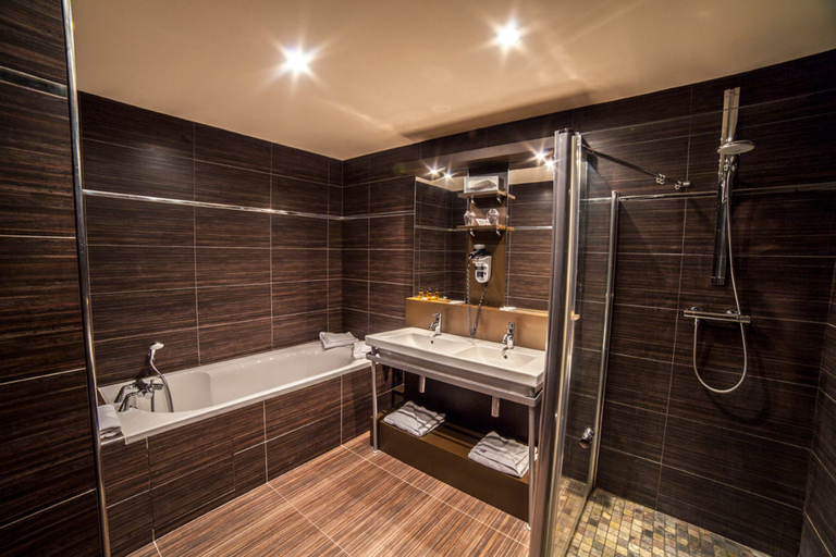 Bathroom 4, The Originals Boutique, La Maison Rouge, Pas-de-Calais