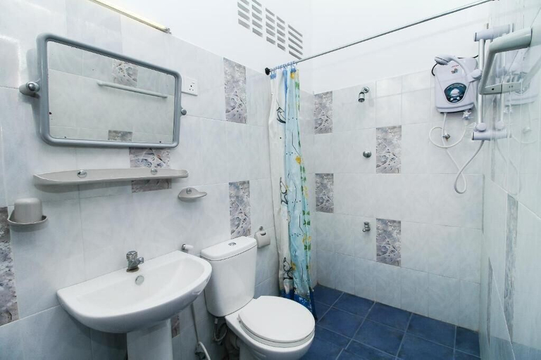 Bathroom 3, Leos Home Stay, Dehiwala-Mount Lavinia