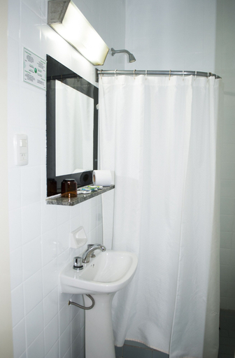 Bathroom 4, Gran Madryn, Biedma