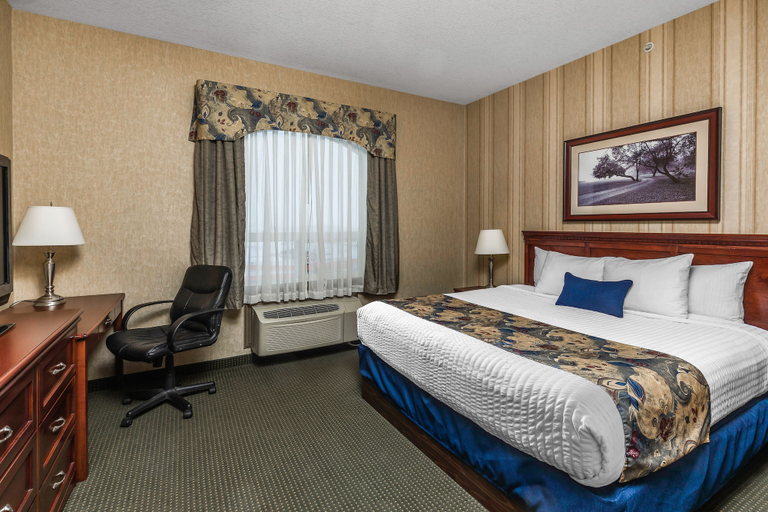 Bedroom 3, Redwood Inn & Suites - Grande Prairie, Division No. 19