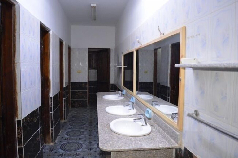 Bathroom 4, Oasis Fighting Kangaroo, Sant Katrin