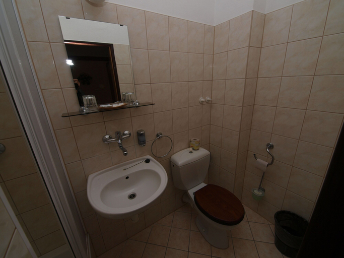 Bathroom 4, Holiday Hotel Macocha, Blansko