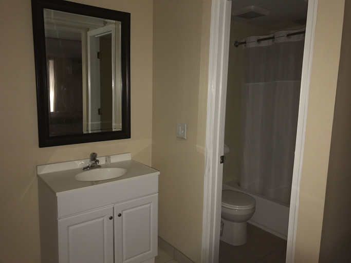 Bathroom 3, La Fontana Motel, Ocean