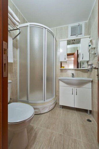 Bathroom 5, La Garden Hotel, Fatih