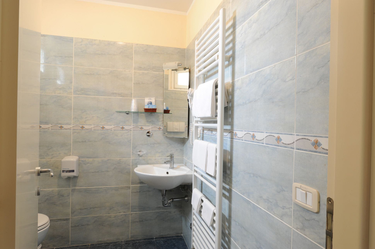 Bathroom 5, Hotel Royal, Pesaro E Urbino